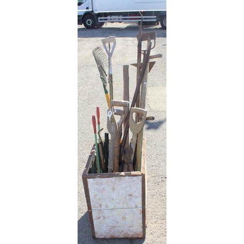 700 - Vintage tea chest containing a large qty of vintage and later garden tools