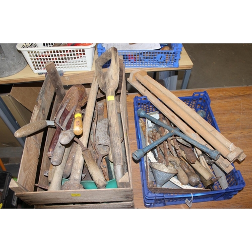 702 - 2 trays of vintage and later garden tools