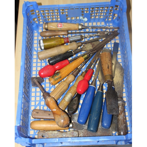 703 - Qty of vintage chisels and screwdrivers etc