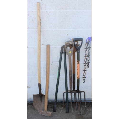 713 - Qty of assorted garden tools to inc sledgehammer