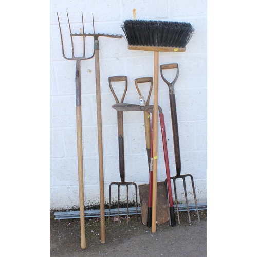 714 - Qty of assorted garden tools to inc pitch fork