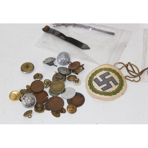 1023 - Qty of military related items to inc buttons and badges