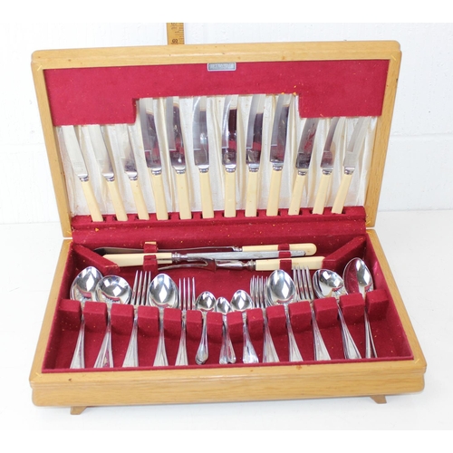 1142 - Boxed canteen of cutlery