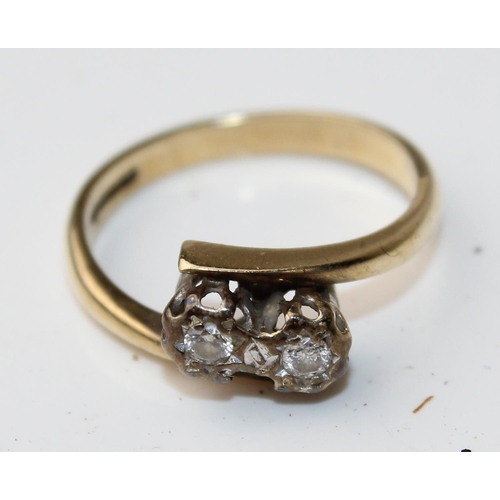 1220 - A 9ct gold and diamond crossover ring - size M 1/2