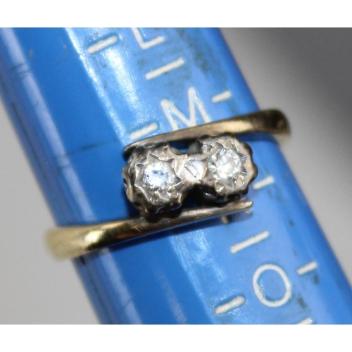 1220 - A 9ct gold and diamond crossover ring - size M 1/2