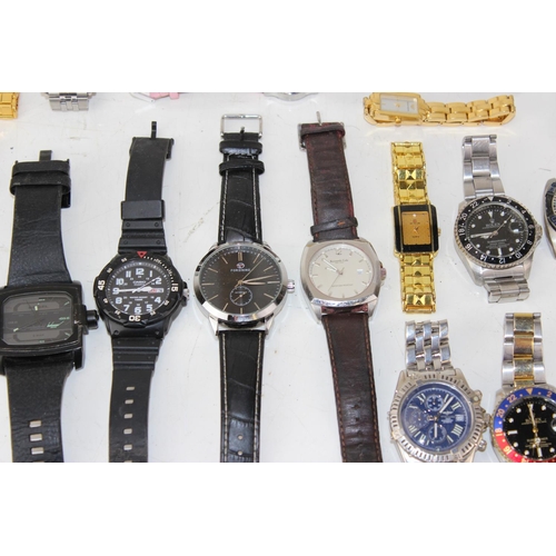 1371 - A large qty of assorted watches