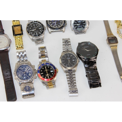 1371 - A large qty of assorted watches