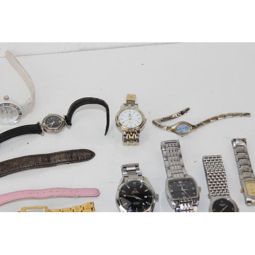 1371 - A large qty of assorted watches