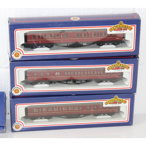 1429 - Model Trains - Bachmann BR Standard Locomotive in box and 3 boxed carriages