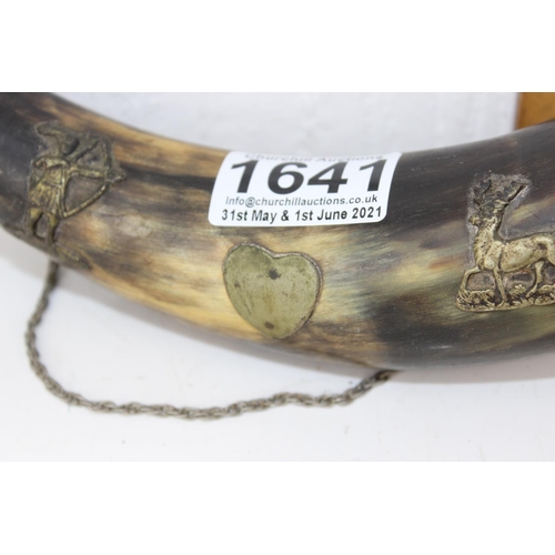 1641 - An antique cow horn hunting horn with metal mounts depicting hunting scenes