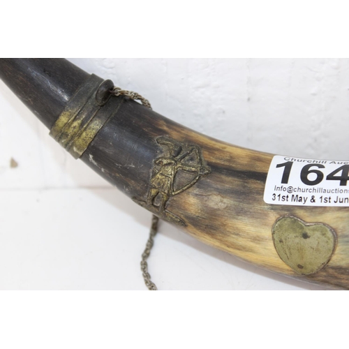 1641 - An antique cow horn hunting horn with metal mounts depicting hunting scenes