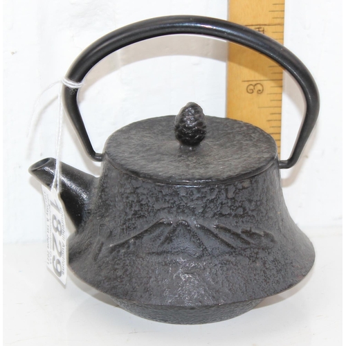 1829 - A Japanese Tetsubin cast iron teapot