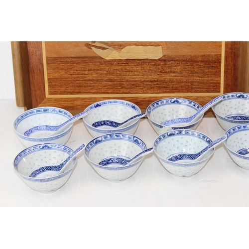 1843 - A qty of Chinese porcelain rice bowls to inc one 19th century example contained on a wooden marquetr... 