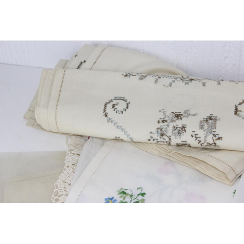 217 - Qty of assorted vintage linen and lace etc