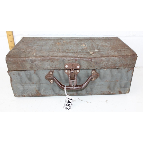 1453 - An early 20th century tin trunk containing a qty of toy soldiers