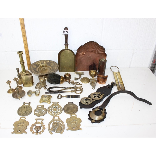 1877 - A large qty of assorted antique and later brassware to inc horse brasses