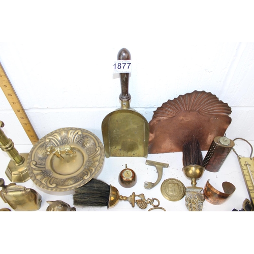 1877 - A large qty of assorted antique and later brassware to inc horse brasses