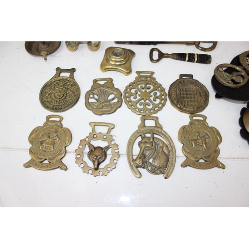 1877 - A large qty of assorted antique and later brassware to inc horse brasses