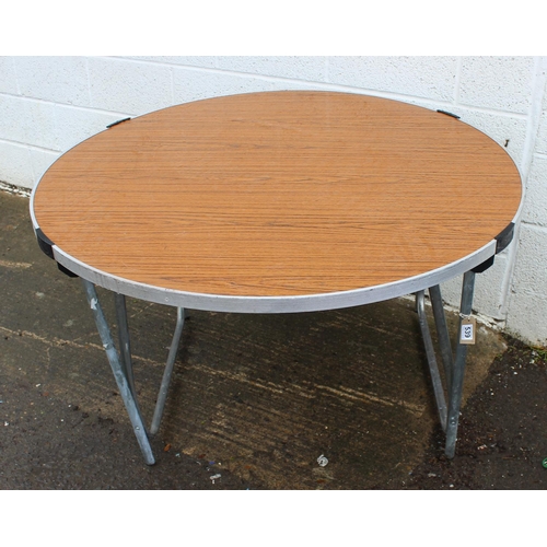 539 - 2 folding round banquet tables