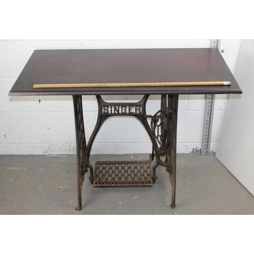 88 - A vintage Singer sewing machine cast iron base with later wooden table top