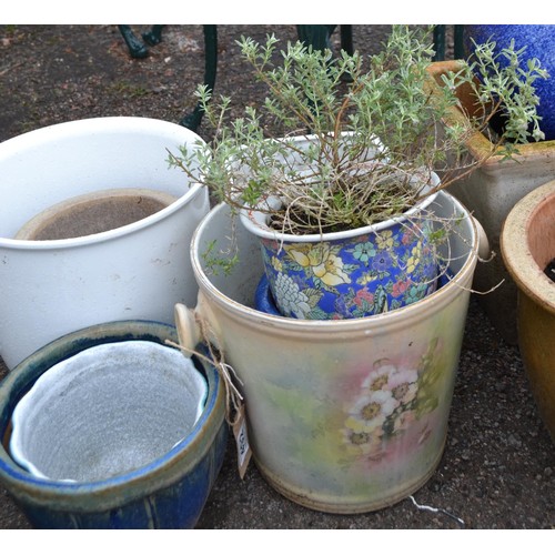 492 - Qty of assorted garden pots etc