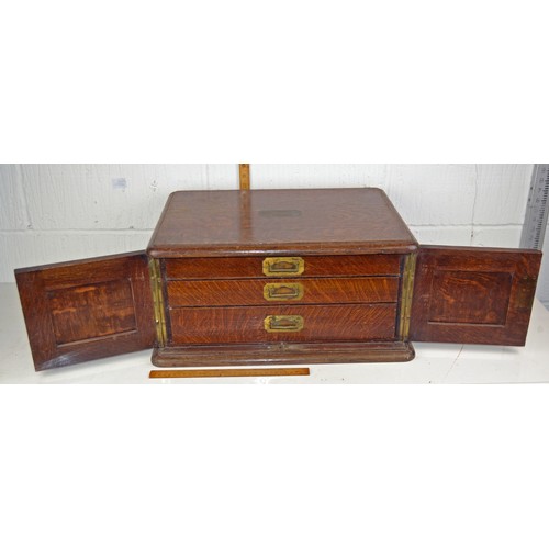 276 - An early 20th century oak cutlery box with 3 drawers