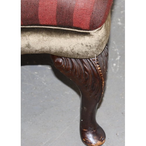 187 - A vintage button back chair with carved wooden legs