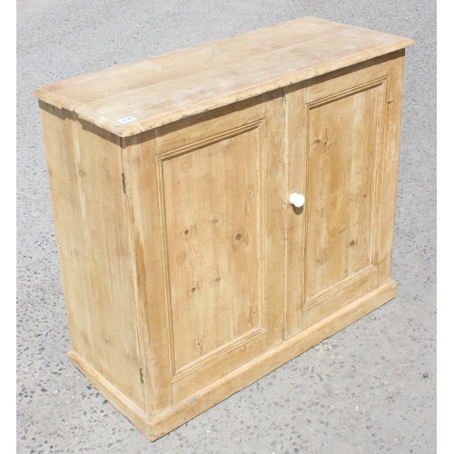 134 - A Victorian pine 2 door cupboard with ceramic handle