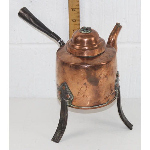 1600 - Antique Victorian Arts & Crafts copper kettle with iron legs and handle