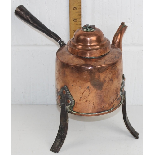 1600 - Antique Victorian Arts & Crafts copper kettle with iron legs and handle