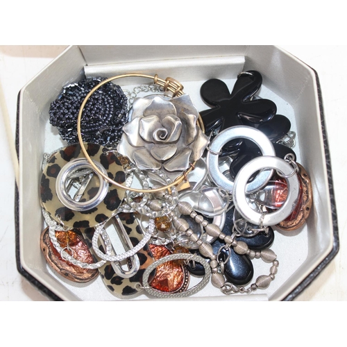 1213 - Jewellery box and contents - some white metal