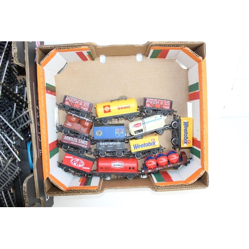 1430 - Qty of OO gauge railway items to inc various carriages