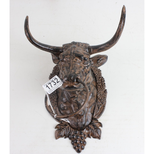 1732 - Cast iron bulls head, wall mounted