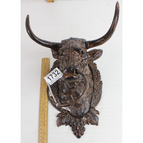 1732 - Cast iron bulls head, wall mounted