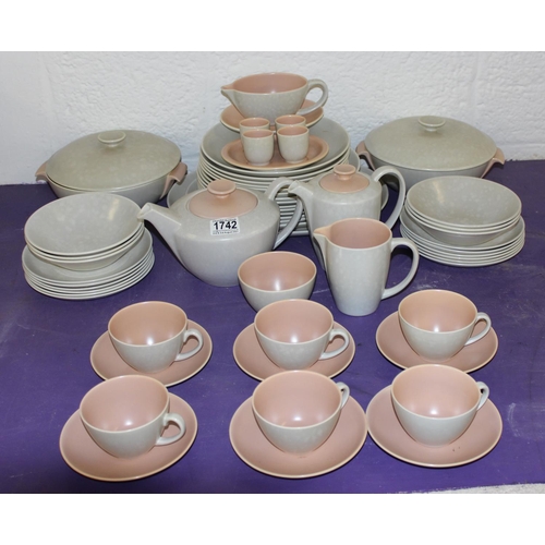 1742 - Extensive Poole pottery dinner set