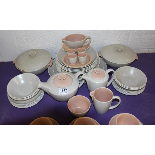 1742 - Extensive Poole pottery dinner set