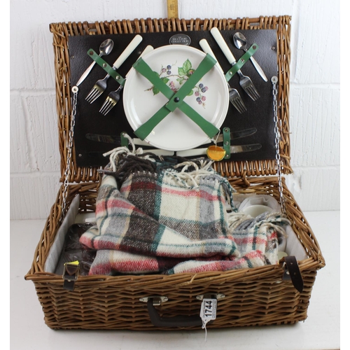 1744 - Vintage wicker cased picnic set