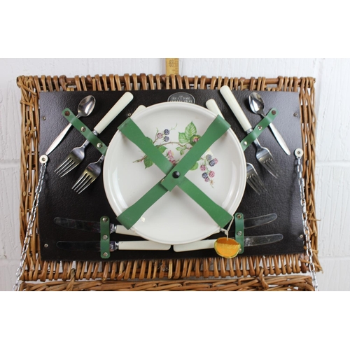 1744 - Vintage wicker cased picnic set