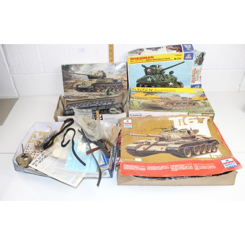 1425 - Large qty of assorted model kits - mainly Tanks