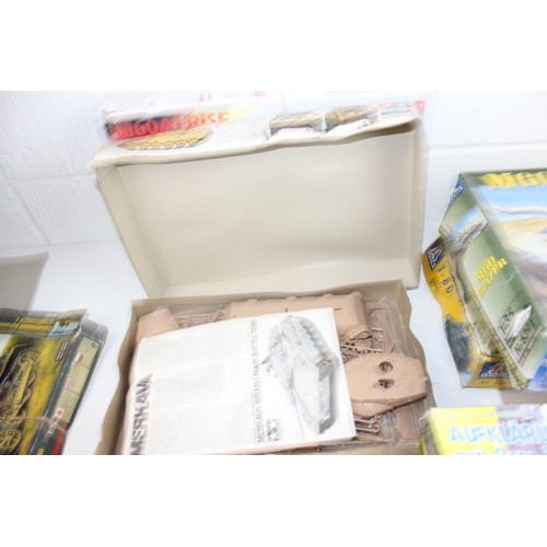 1426 - Large qty of assorted model kits - mainly Tanks