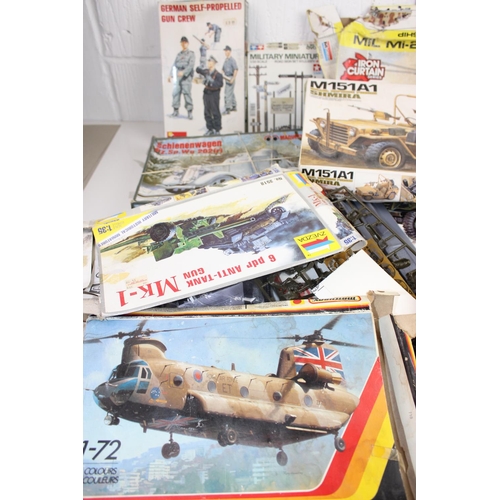 1429 - Large qty of assorted model kits - mainly miscellaneous and military