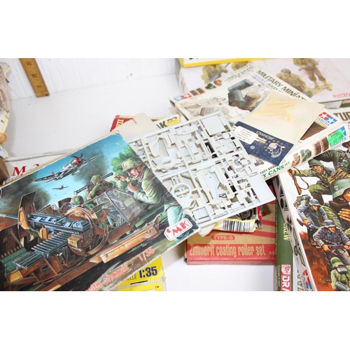 1429 - Large qty of assorted model kits - mainly miscellaneous and military