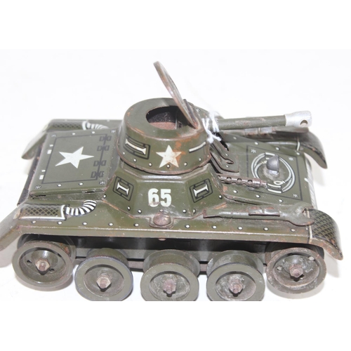 1468 - Battery powered vintage die cast tank – classy peg 3083791 and a made in US Zone - Germany tin plate... 