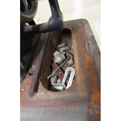 795 - Frister & Rossman sewing machine in wooden case