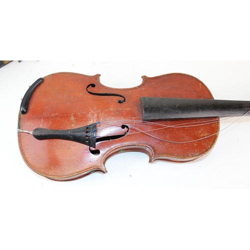 571 - An early 20th century violin in wooden case