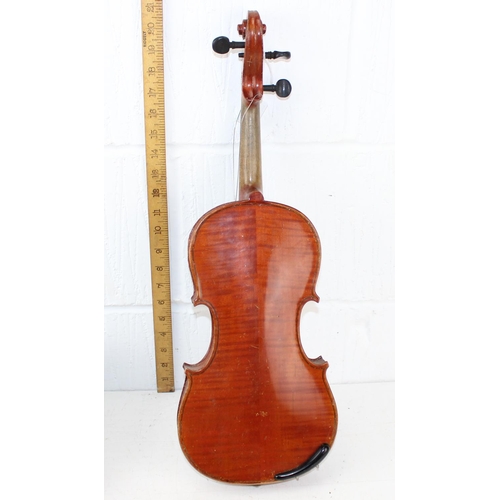 571 - An early 20th century violin in wooden case