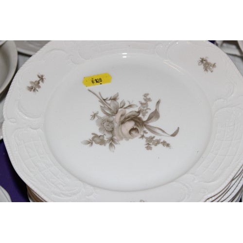 1921 - An extensive Rosenthal Sanssouci pattern dinner service decorated floral sprays on plain ground and ... 