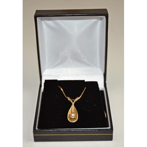 1218 - 9ct Gold necklace with pearl - 2.7g gross