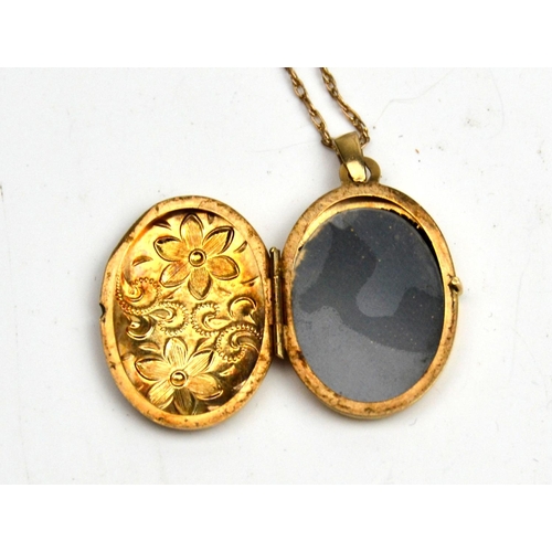 1237 - 9ct Gold chain and locket - 2.4g