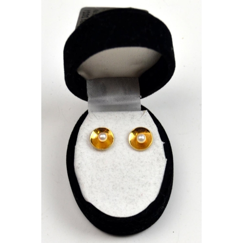 1286 - Pair of 9ct gold and pearl stud earrings